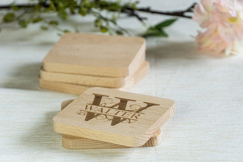 4er-Set Personalisierte Untersetzer aus Holz graviert mit Monogramm und Namen - Stolz aus Holz