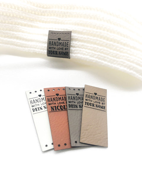 Personalisierte Faltlabels aus Kunstleder - 60 x 20 mm - Labels mit Namen oder Logo