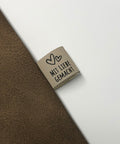 Label "Mit Liebe gemacht" zum seitlich Einnähen - Kunstleder - Stolz aus Holz