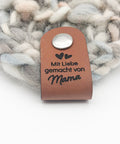 Label "Mit Liebe gemacht von Mama" - verschiedene Farben - CS0012 - Stolz aus Holz