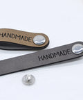 Kunstleder Label HANDMADE für Häkelkörbe etc. - 90x15 mm - CS0018 - Stolz aus Holz