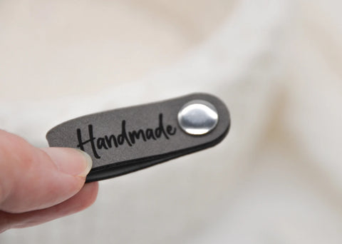 Kunstleder Label "Handmade" für Häkelkörbe etc. - 90x15 mm - CS0016 - Stolz aus Holz